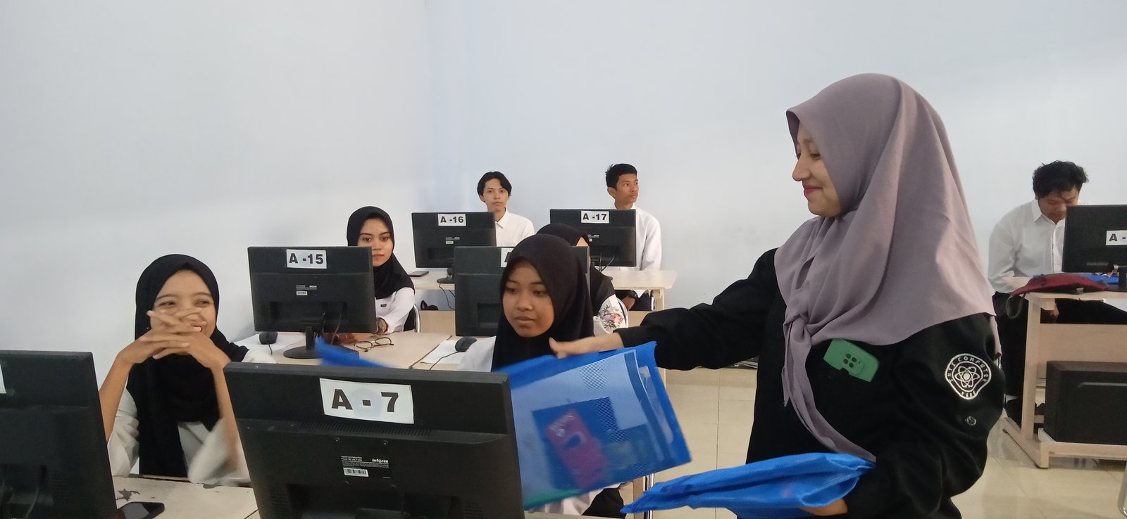 Pembagian alat kerja untuk peserta didik baru